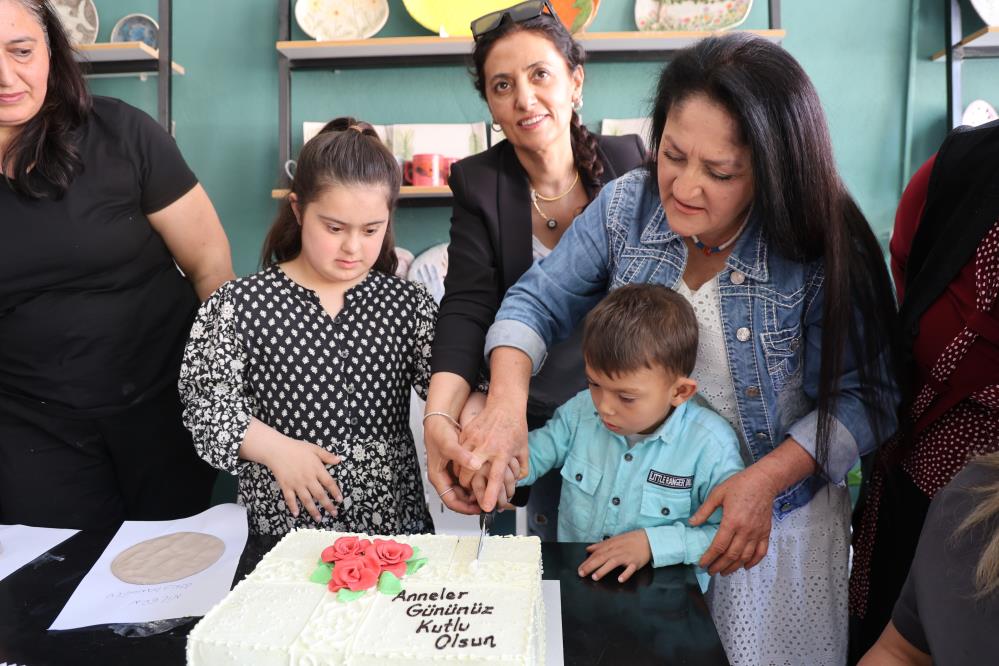 Özel çocuklar çamuru sanata dönüştü