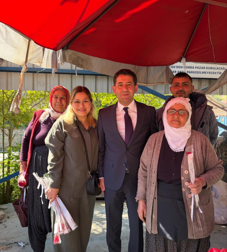 Feke'de kadın pazarcılara Anneler Günü hediyesi başkandan