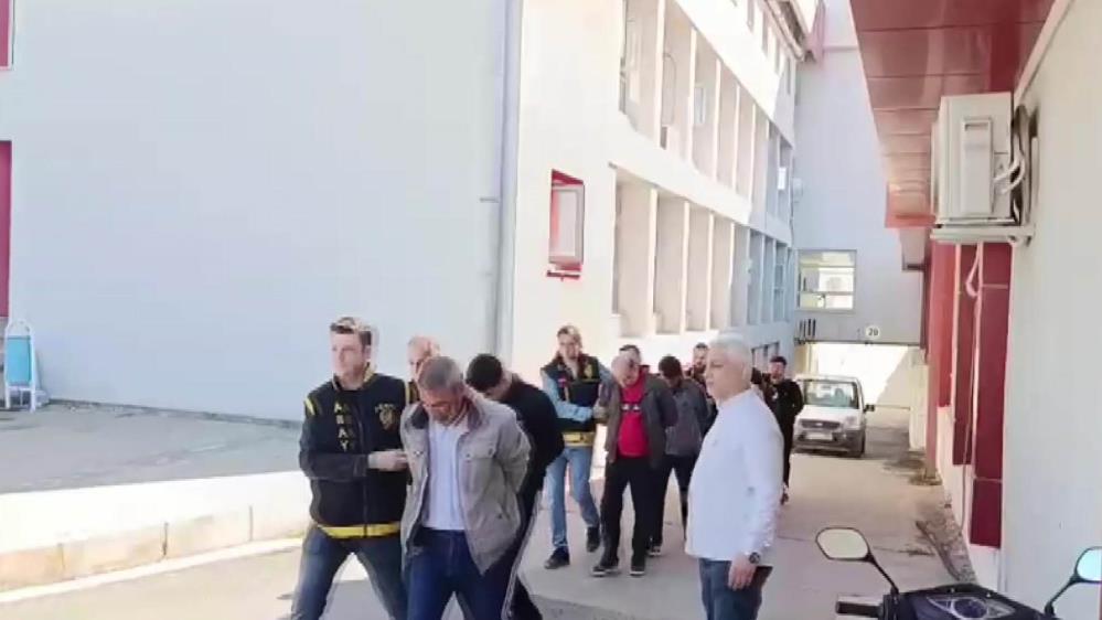 Kendilerini hakim, savcı ve polis olarak tanıtıp milyonluk vurgun yapan şebeke çökertildi