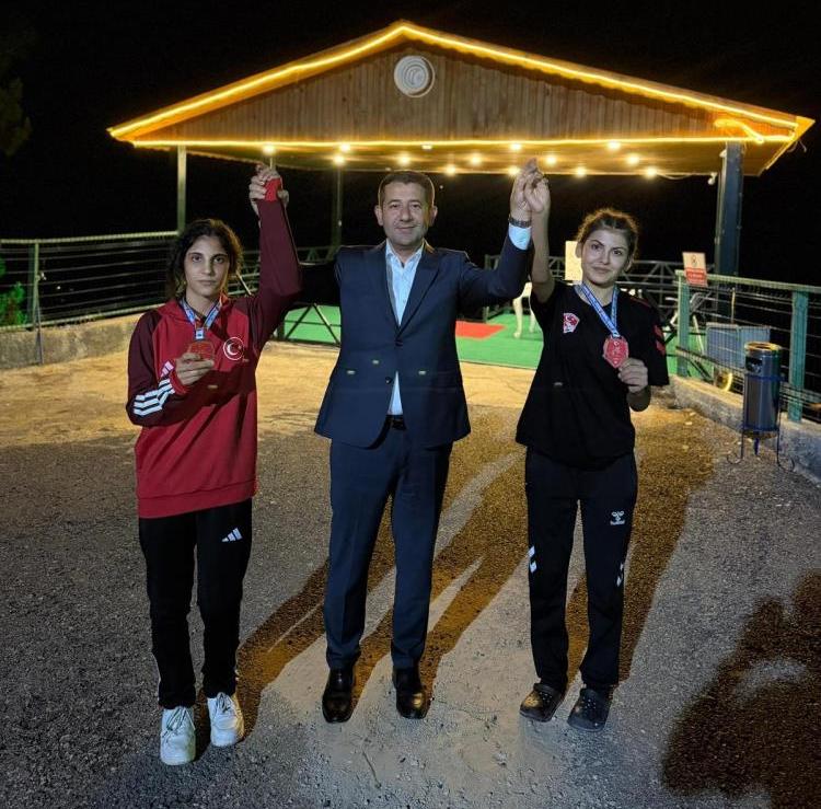 Genç güreşçiler Feke’nin gururu oldu