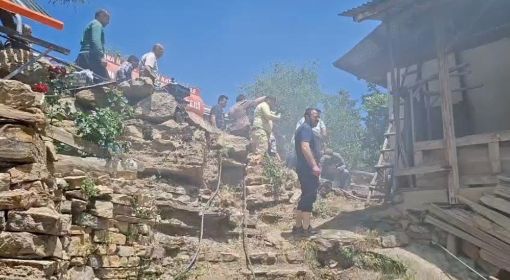 Feke ilçesinde yangın çıkan ev kullanılamaz hale geldi