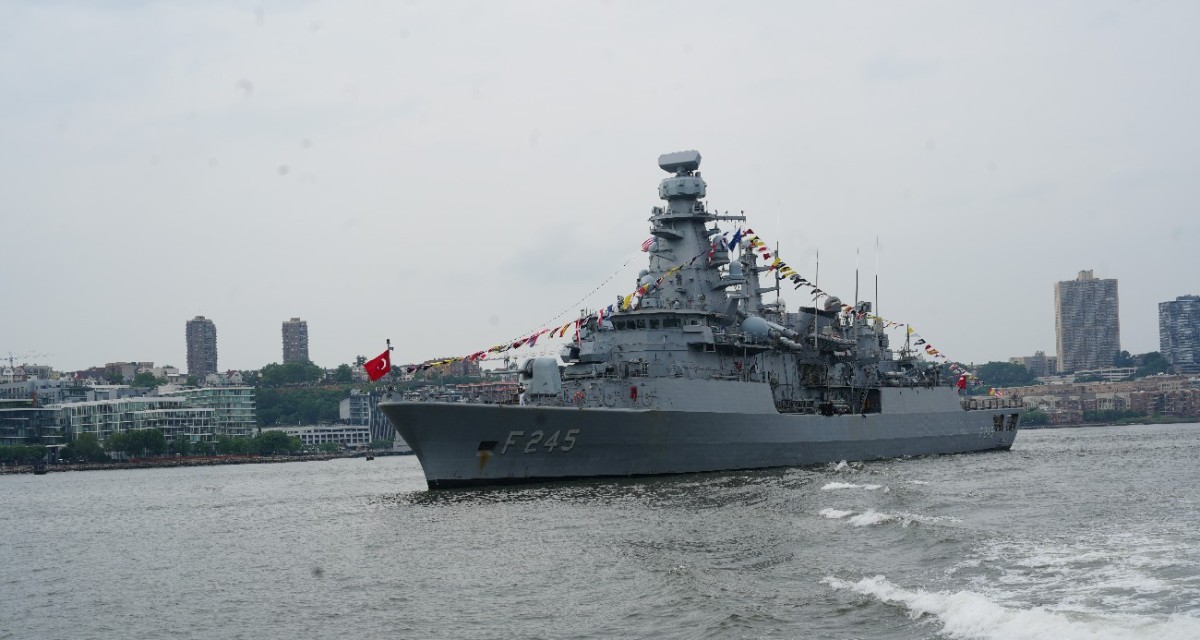 Türk donanmasından güç gösterisi: TCG Oruçreis New York'ta