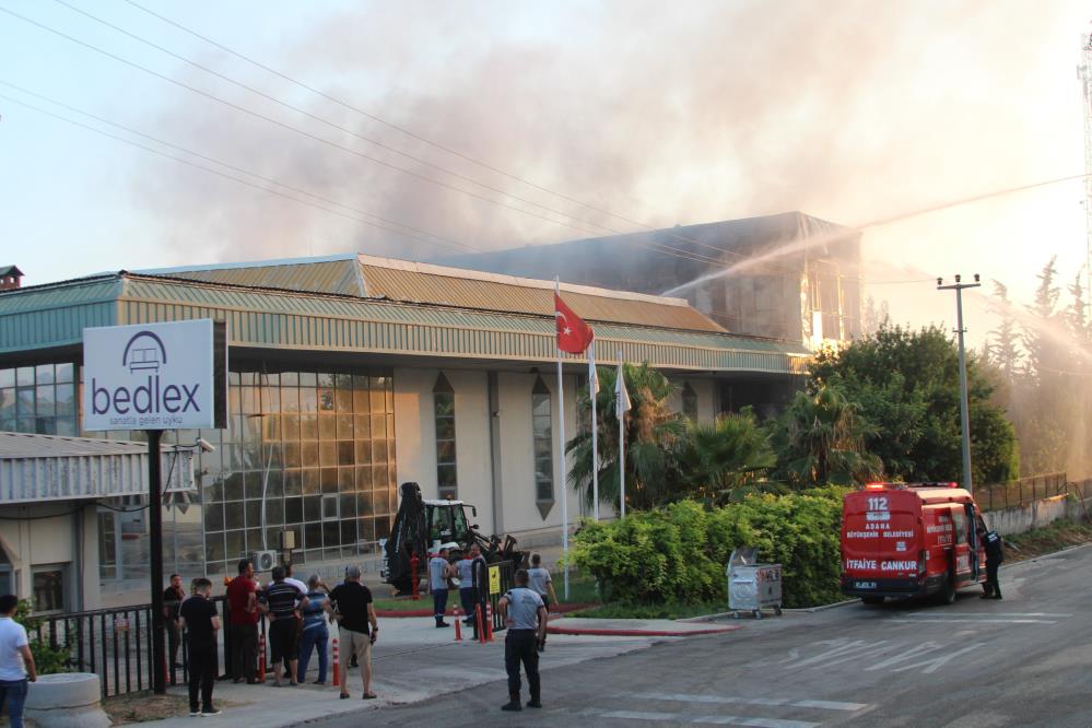 Adana'da yatak fabrikasında yangın: Soğutma çalışmaları devam ediyor