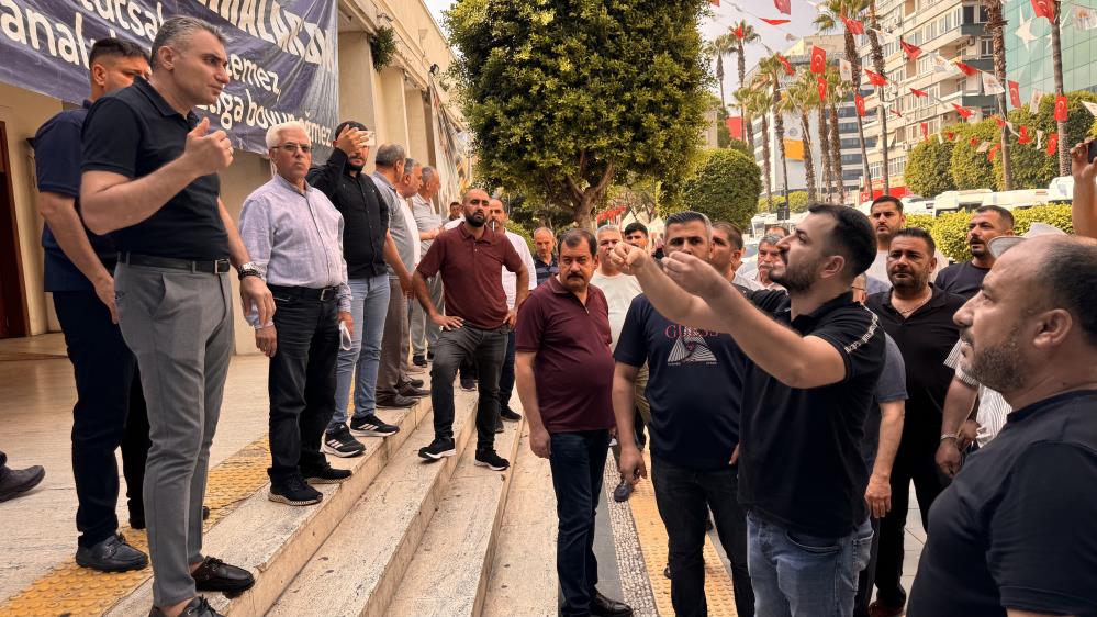 Yaşlı kadın mağdur oldu, şoförler protesto etti