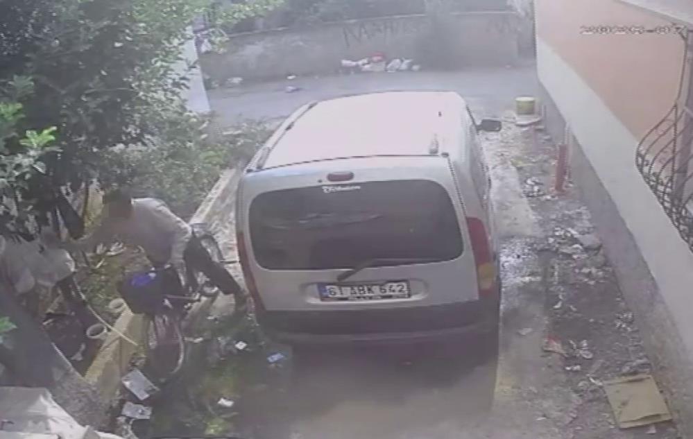 Kedi maması çalan hırsız vatandaşı canından bezdirdi