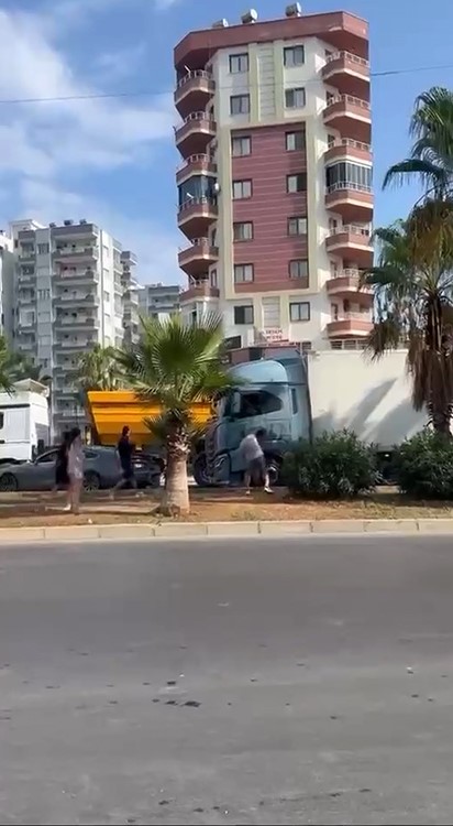 Kaza sonrası korku dolu anlar: Tır şoförü camını kıran sürücünün aracına çarpıp kaçtı