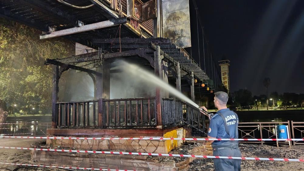 Adana'da Seyhan Nehri üzerinde bulunan asma yaya köprüsünde çıkan yangın korkuttu. 