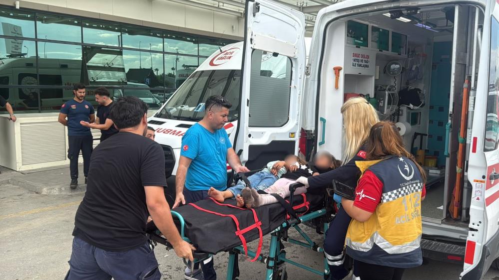 TAG Otoyolu'nda Kaza: Tarım İşçilerini Taşıyan Minibüs ile 2 Tır Çarpıştı, 11 Yaralı