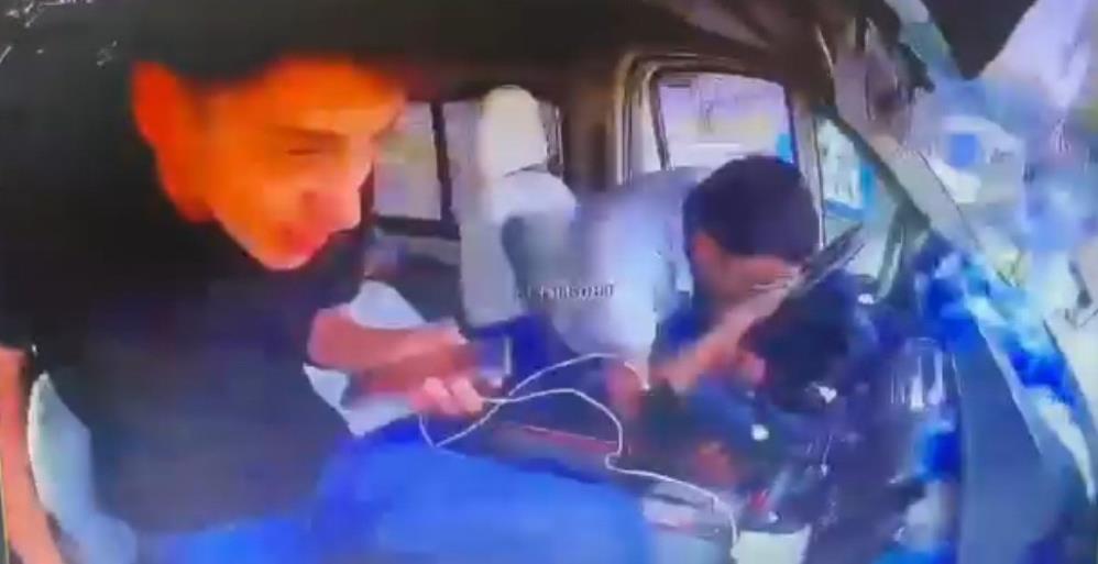 Adana'da sürücü uyudu, dolmuş duvara çarptı: 7 yaralı
