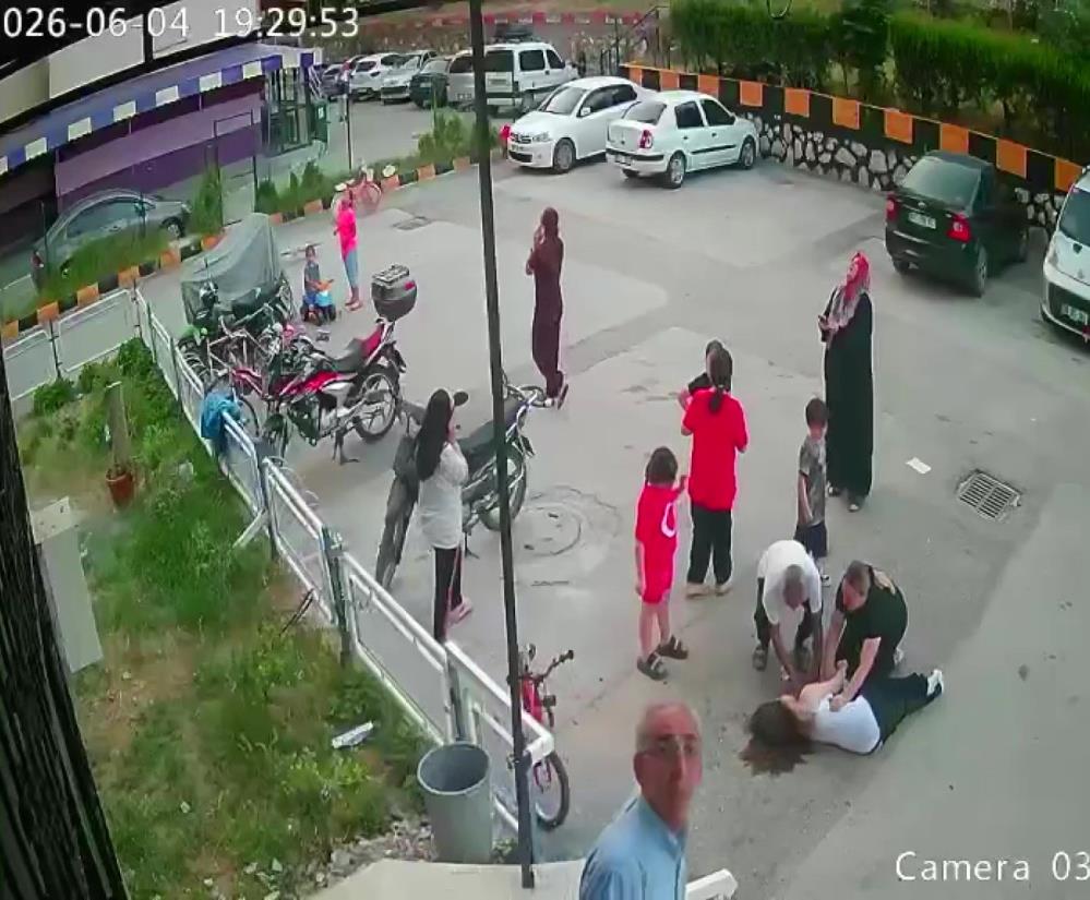 12. kattan düşen kız çocuğu hayata tutundu: Düşme anı kamerada