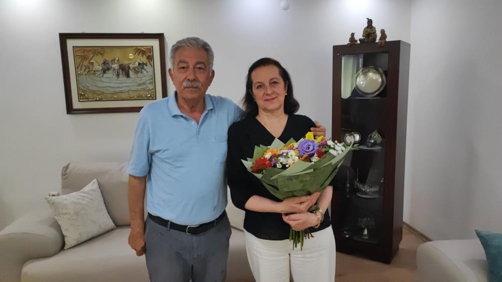 45 yıllık öğretmeni eşinin emeklilik sürprizi gözyaşlarına boğdu