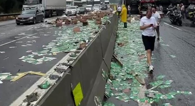 Adana-Pozantı otoyolunda meydana gelen tır kazası nedeniyle Adana yönü trafiğe kapandı.
