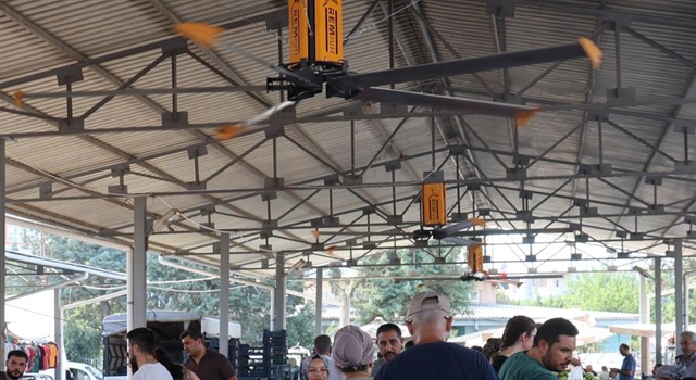 Adana sıcağı bunalttı, Kozan Belediyesi çareyi semt pazarına vantilatör kurmakta buldu