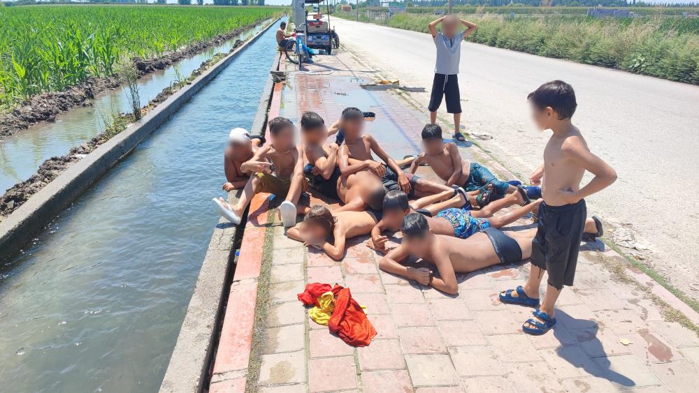 Adana'da çocukların kanal keyfi: Kaldırım plaja döndü