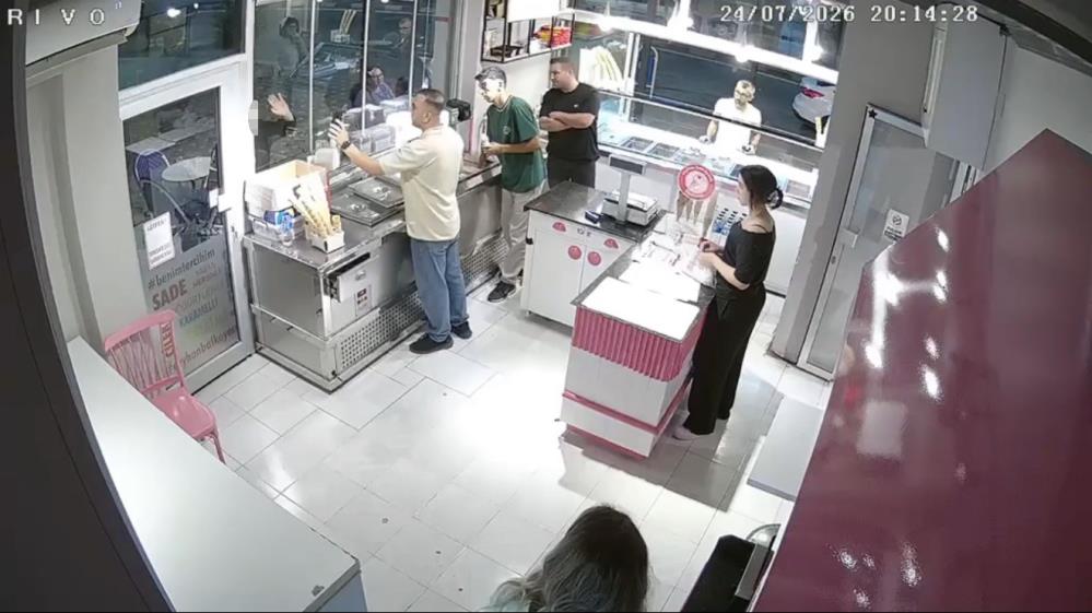 Önce cep telefonundaki kişiye el salladı, sonra tabancayla dondurmacıyı öldürdü