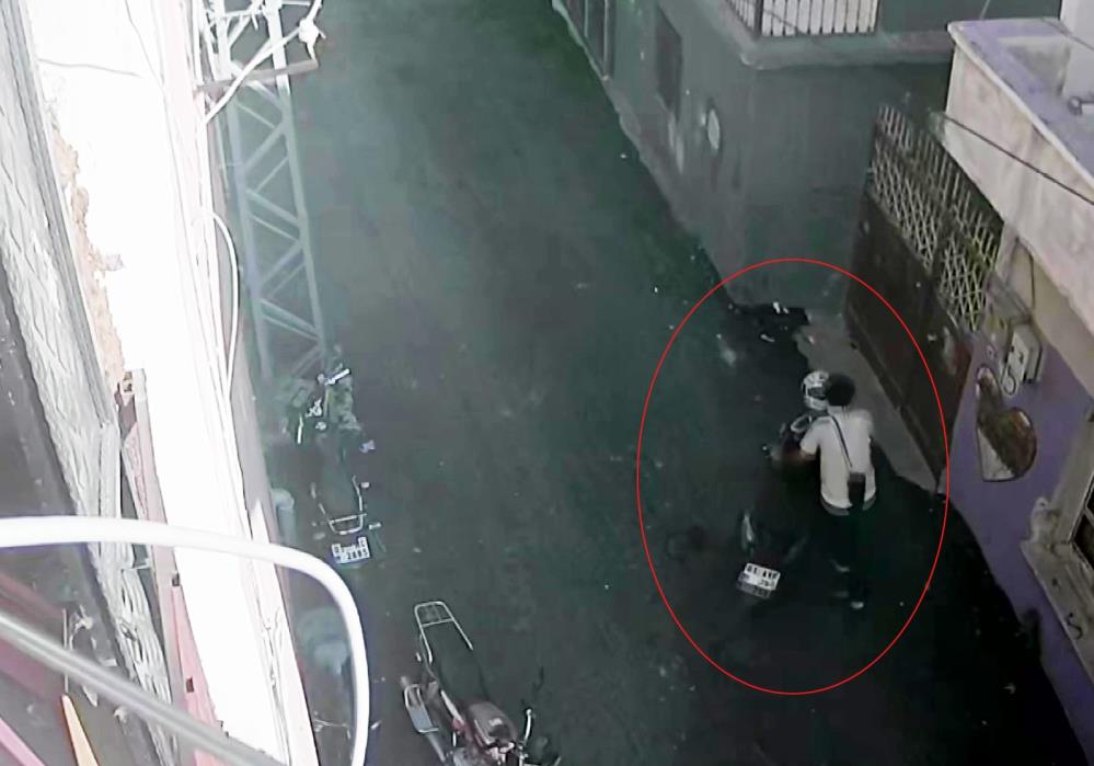 Refakatçi gibi geldi, motosiklet çaldı: