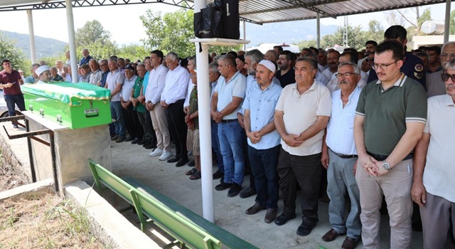 Traktör kazasında hayatını kaybeden muhtar dualarla son yolculuğuna uğurlandı