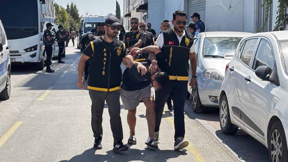 Adana'daki kadın cinayetinde 13 tutuklama: Katil zanlısı İstanbul'da petshopta yakalandı