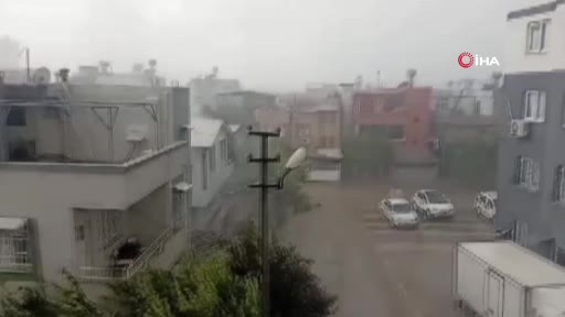 Adana'da sağanak ve kuvvetli rüzgar hayatı olumsuz etkiledi