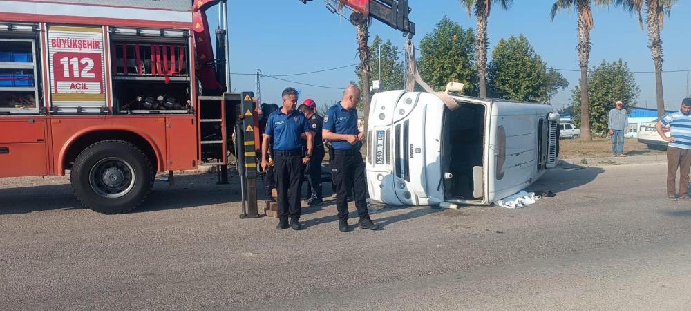 Ceyhan'da minibüs ile otomobil çarpıştı: Ölü ve Yaralılar var