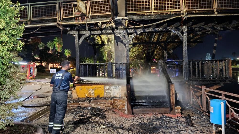 Adana'da Seyhan Nehri üzerinde bulunan asma yaya köprüsünde çıkan yangın korkuttu. 