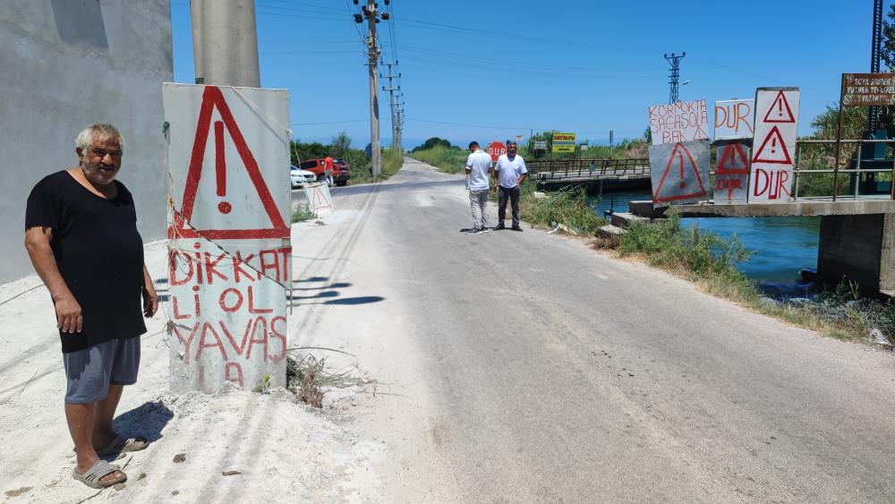 Kazaların adresinde vatandaşın ilginç çözümü: Kendi imkanlarıyla uyarı levhası yaptı
