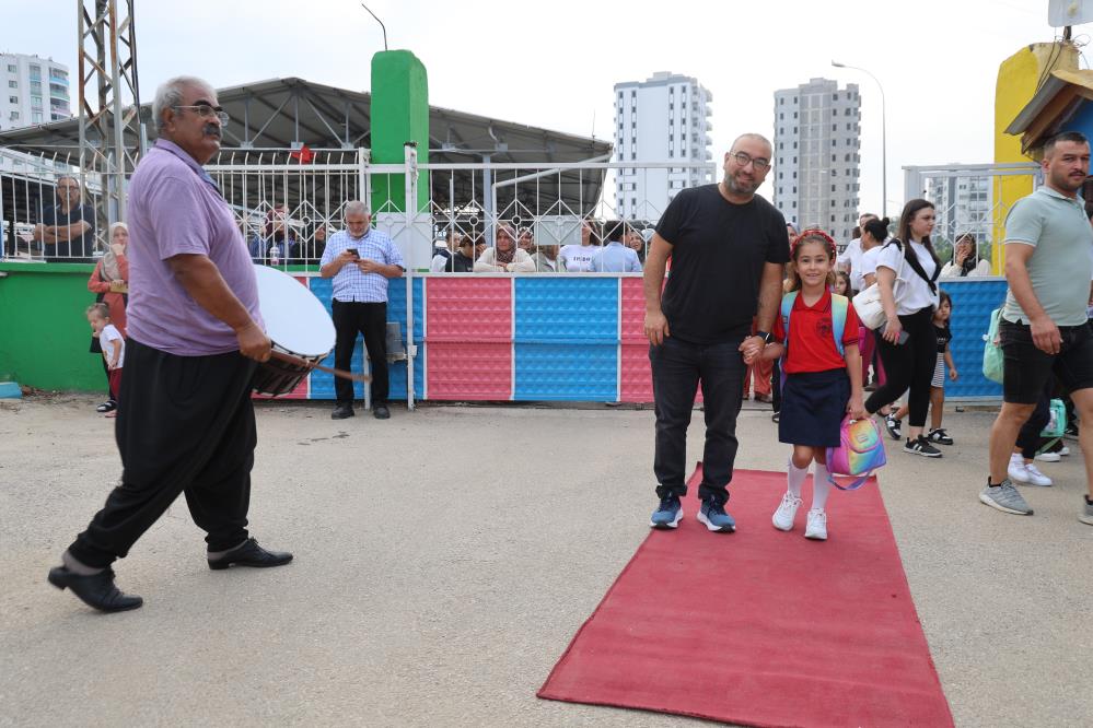 Kozan'da okula başlayan öğrenciler kırmızı halı ve davul zurnayla karşılandı