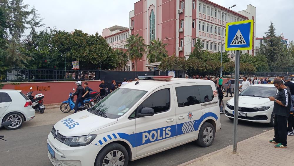 Adana'da okulda dedikodu kavgası: Kız öğrenci arkadaşını ekmek bıçağıyla yaraladı