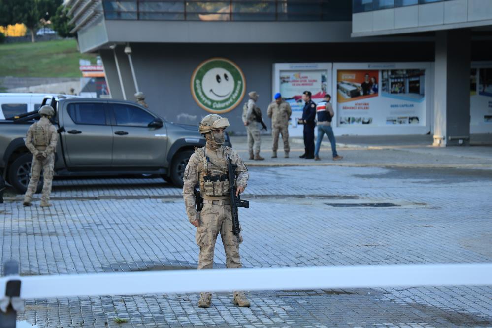 Adana’da jandarma ekipleri Çukurova Belediyesi’ne yönelik operasyon düzenliyor.
