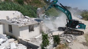 Karataş sahildeki kaçak yapıların yıkım işlemleri sürüyor.