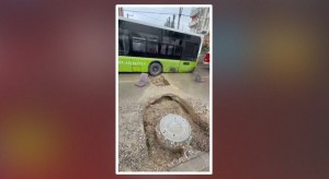 Belediye otobüsü yağış sonrası oluşan çukura düştü