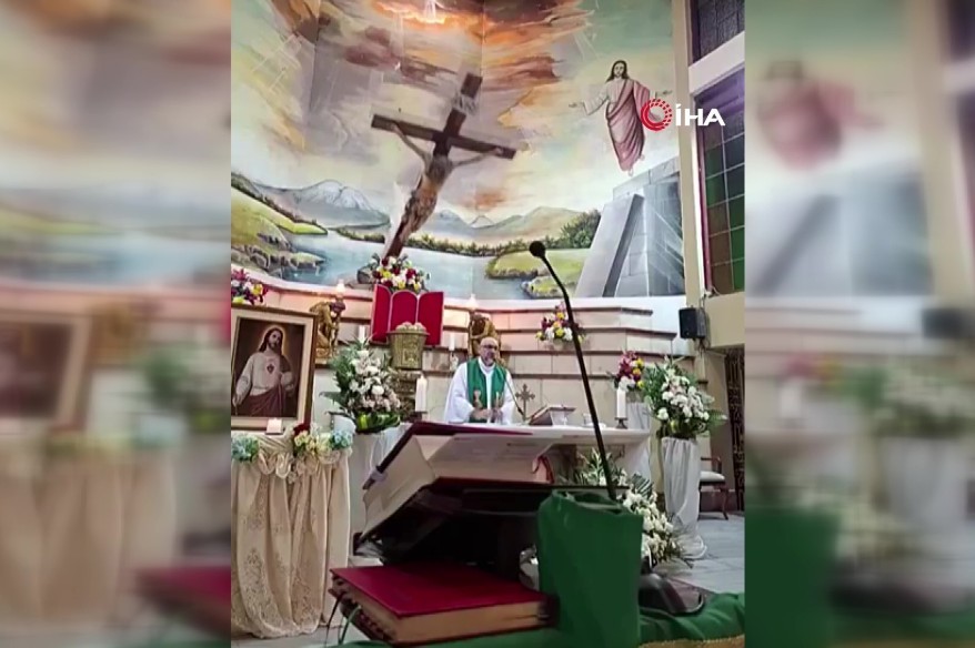 Canlı yayındaki ayin sırasında başına haç düşen rahip öldü