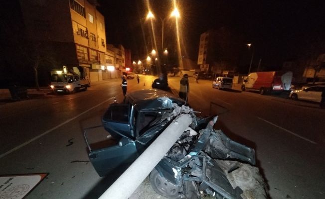 Elektrik direğine çarpan otomobil hurdaya döndü: 1 ağır yaralı