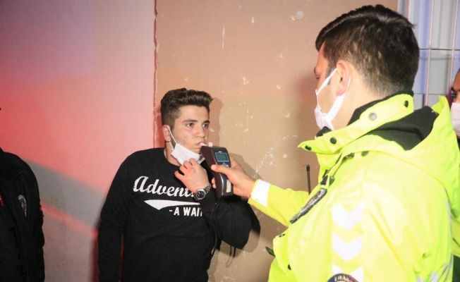 Kısıtlama saatlerinde polisten kaçan alkollü sürücü yakalandı