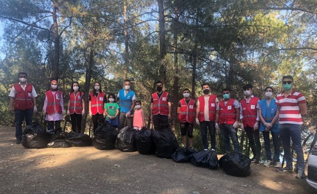 Kozan’da gençler 10 poşet atık topladı