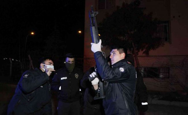 Ayrılma aşamasındaki eşinin evini bastı, gözaltına alınırken sigara içip gazetecilere tepki gösterdi