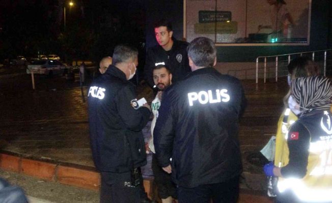 Dolandırıcılık suçundan aranan kişi polisten kaçarken sinyalizasyon direğine çarpıp takla attı