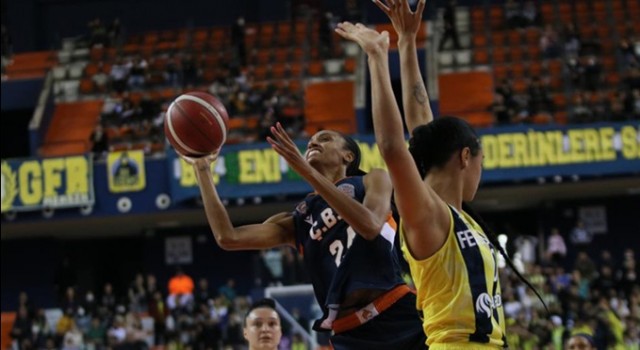 Türkiye Kupasının sahibi Fenerbahçe'yi yenen Çukurova Basketbol: 71-58