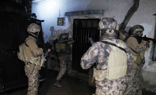 Zırhlı araçla kapı açıldı... Adana’da şafak vakti DEAŞ operasyonu: 3 gözaltı