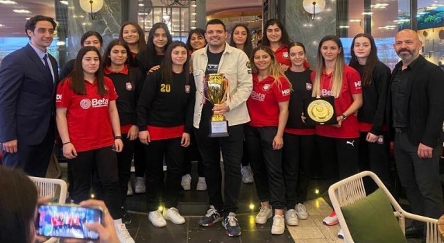 Adasokağı’na şampiyonluk yemeği