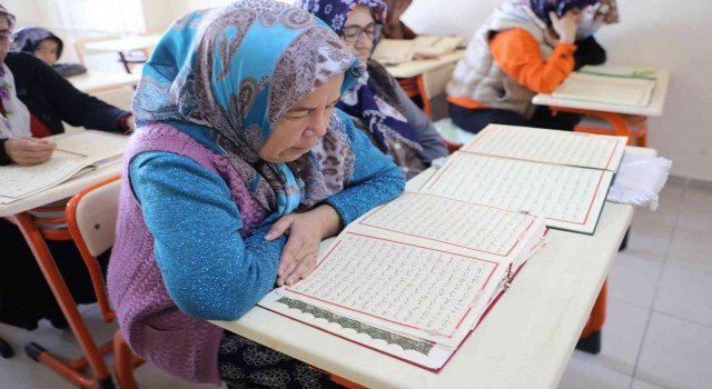 Yüreğir’de kadınlar Kur’an-ı Kerim öğreniyor