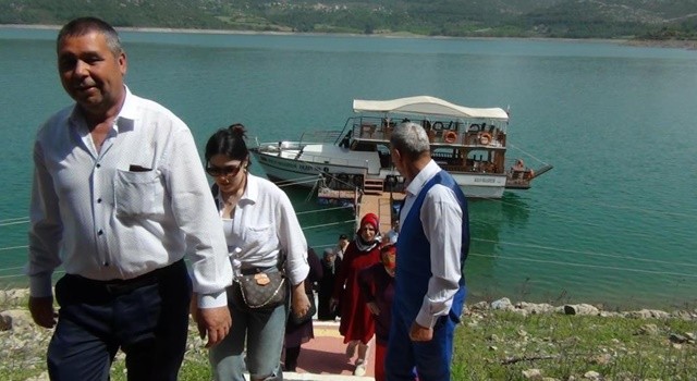 Kozan barajında tatilin keyfini çıkardılar