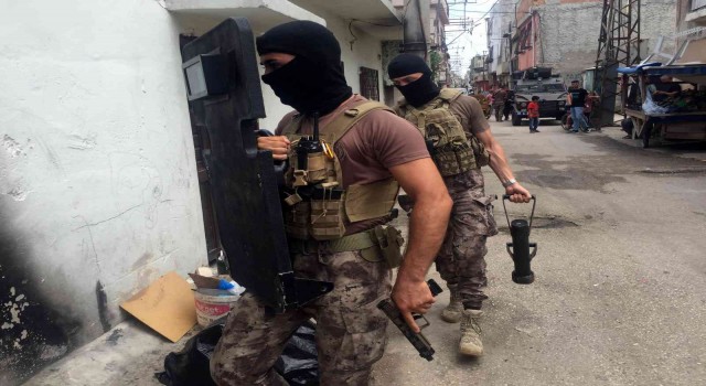 Komşusunun evini yaktı, kendini yakmak istedi, özel harekat operasyonuyla yakalandı