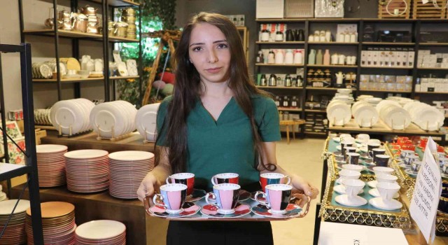 Hırsızın akılalmaz oyunu, çaldığı kahve takımını iade edip parasını aldı