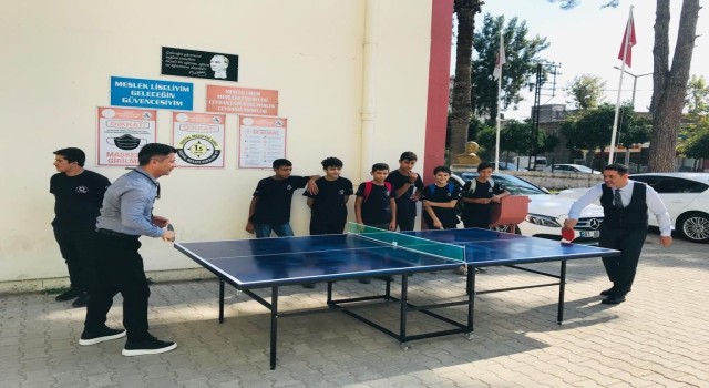 Meslek lisesi öğrencileri okullara tenis masası üretiyor