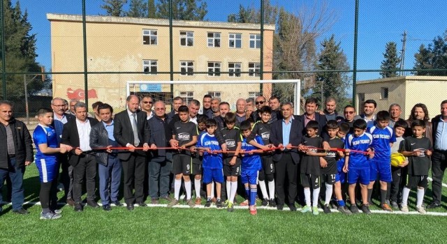 Kozan'da yeni halı sahalar hizmete açıldı