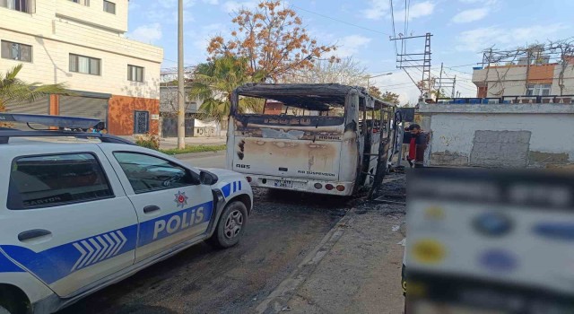 Adana’da midibüsün kundaklanma anı kameralara yansıdı