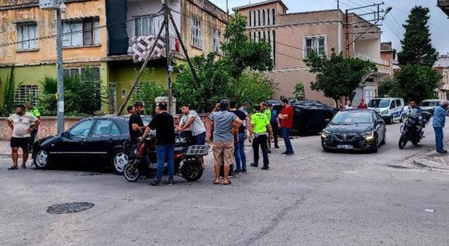 Ceyhan'da görünmez kaza! Otomobiller çarpıştı, yaya hayatını kaybetti