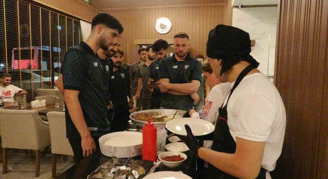 Galibiyeti tantuni yiyerek kutladılar