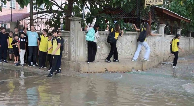 Kozan’da fırtına ve yağmur etkili oldu